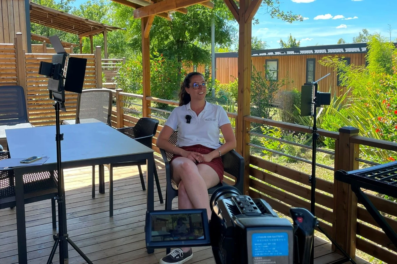 Un tournage d’interview en terrasse, panneaux LED de part et d’autre