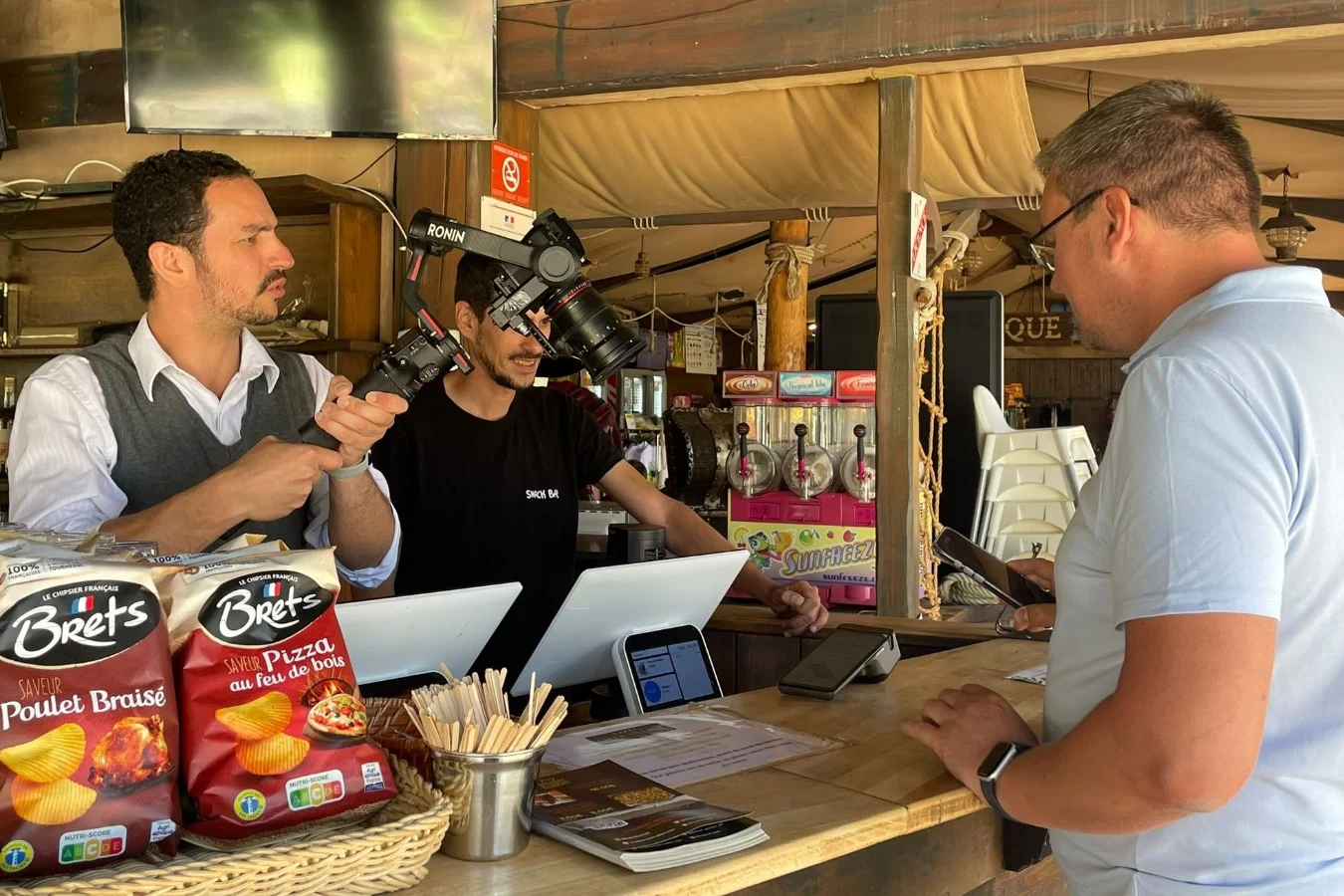 Un tournage en boutique, micro tendu entre deux interlocuteurs